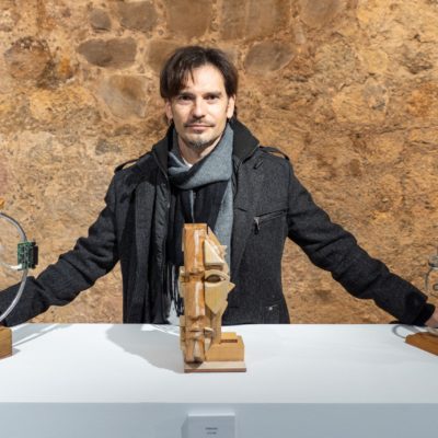 La sala cultural Muralla Carlos III de Cartagena alberga la exposición «Soñar, caminar y crecer» de Fernando Vicente Carreño