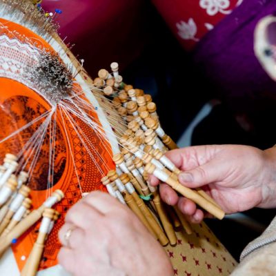Las visitas de la Universidad Popular de Cartagena hacen parada en la Casa del Folklore y Museo del Bolillo de La Palma