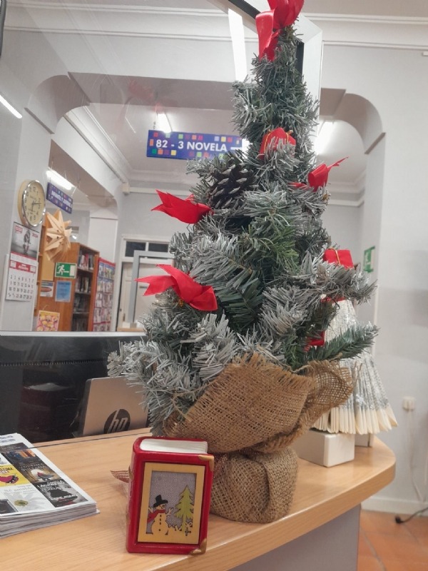 La Biblioteca Municipal «Mateo García» se prepara para la llegada de la Navidad y disfrutar del ambiente navideño entre libros