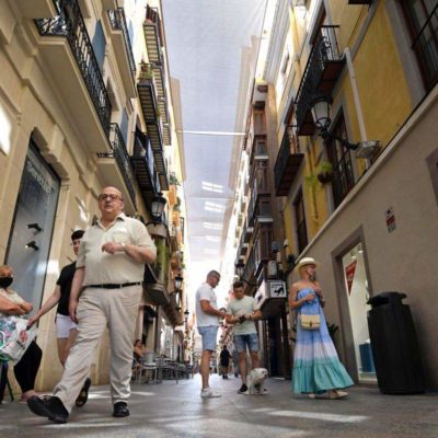 Murcia cubre sus calles con toldos para frenar el calor