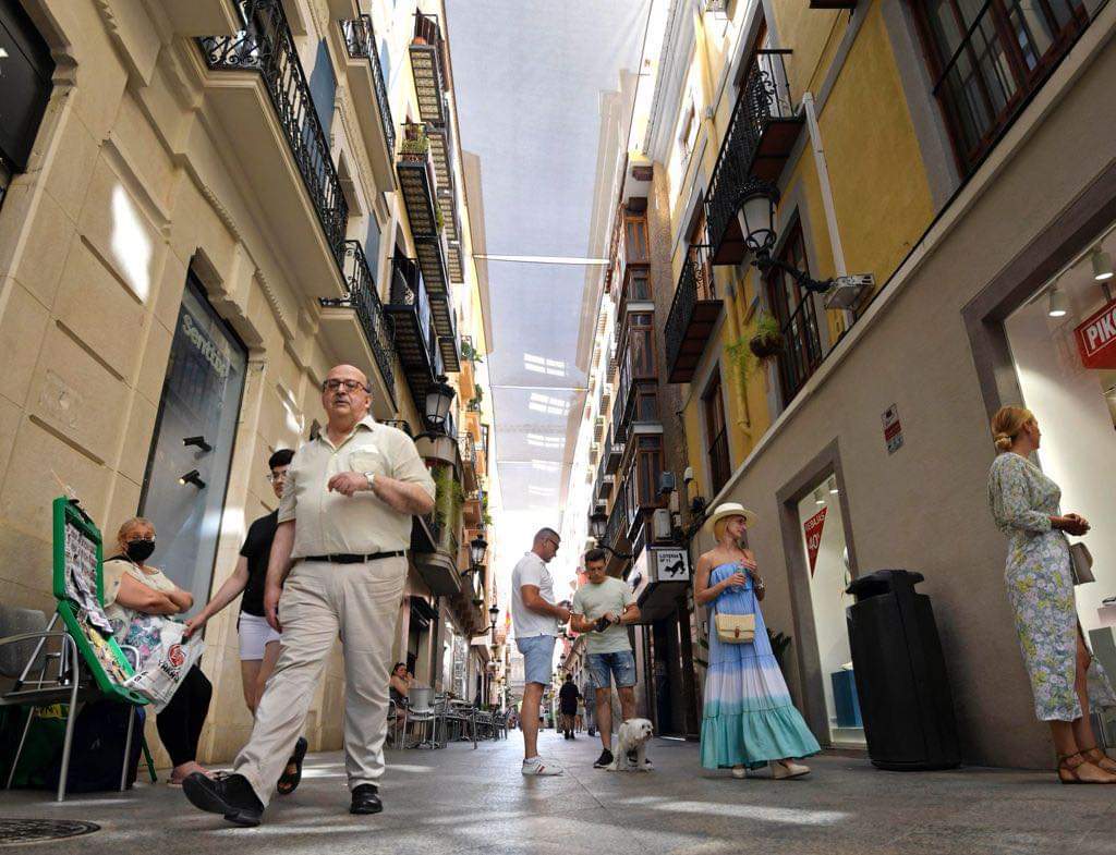 Murcia cubre sus calles con toldos para frenar el calor