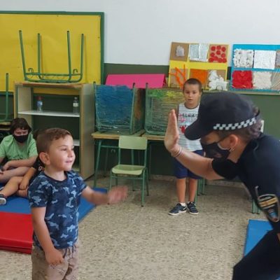 La Policía Local de Mazarrón visita la Escuela de Verano Inclusiva de D´Genes en este municipio