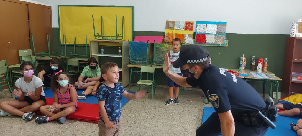 La Policía Local de Mazarrón visita la Escuela de Verano Inclusiva de D´Genes en este municipio