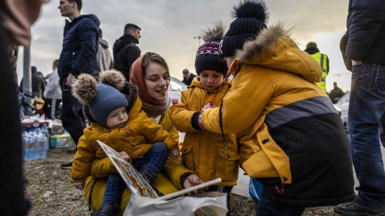 La Región de Murcia habilita un teléfono y correo para los interesados en acoger menores procedentes de Ucrania