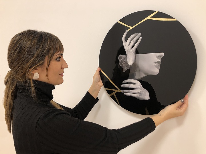 El Plan EXE inaugura en Abarán una nueva exposición con el proyecto artístico de Miriam Martínez dedicado a la gestualidad femenina