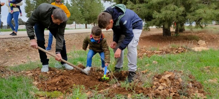 Cefusa celebra el Día Forestal Mundial con una plantación de árboles en familia