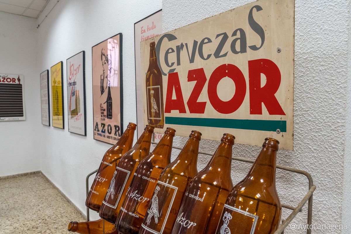 La cerveza El Azor vuelve a Cartagena con una exposición que repasa su historia