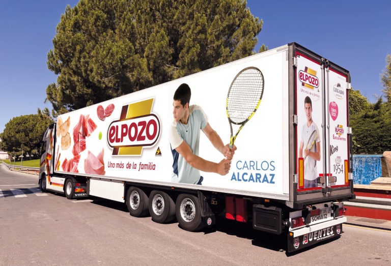 El Pozo Alimentación renueva el diseño de sus camiones con la imagen de Carlos Alcaraz
