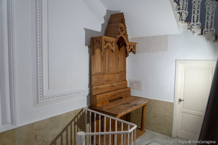 CARTAGENA | El taller municipal de restauración recupera un retablo neogótico, ubicado en la capilla de la plaza de toros de Cartagena