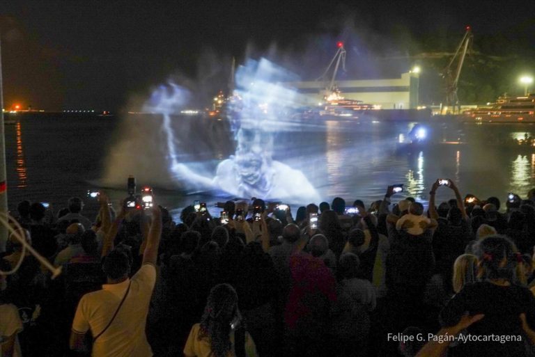 CARTAGENA | Expectación y asombro por el espectáculo de luz, agua y sonido en el Puerto de Cartagena