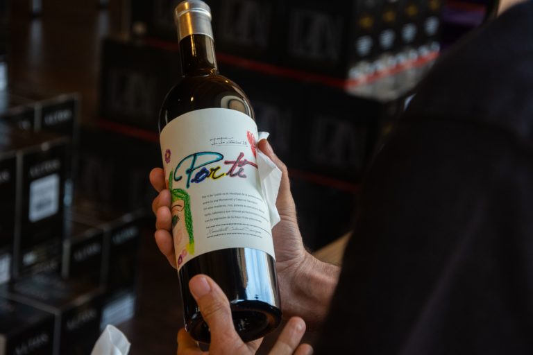 Bodegas Luzón lanza una edición limitada de su vino “Por Tí” a favor de la Fundación Pequeño Deseo