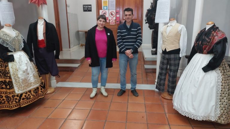 TOTANA | El Teatro Ginés Rosa acoge durante las próximas semanas una exposición de vestimentas tradicionales totaneras impulsada por la Asociación Folclórica Peña “La Mantellina”