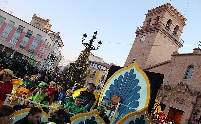 TOTANA | Más de 500 personas y cinco grupos de baile y animación participan esta tarde en la Cabalgata de Reyes tras dos años sin celebrarse