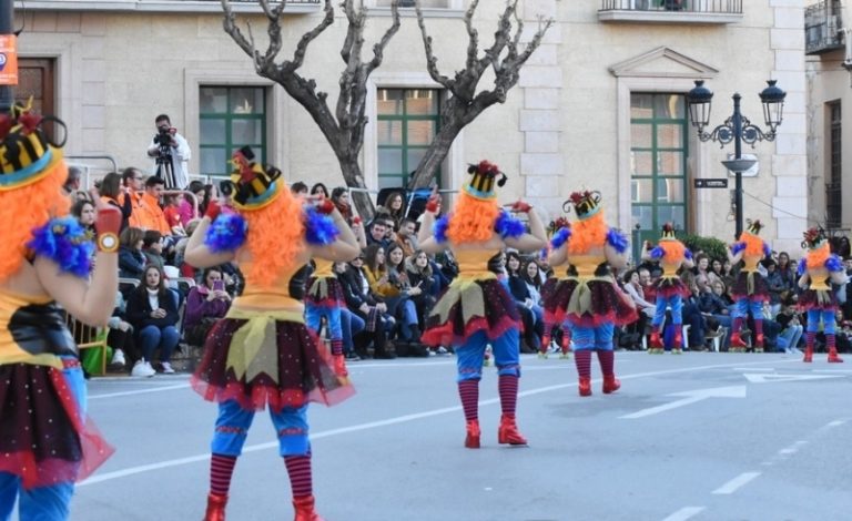 TOTANA | Agotados los asientos en las gradas dispuestas por la Asociación PADISITO para el desfile del Carnaval de este sábado, en el que participan las Peñas de Totana (17:00 horas)