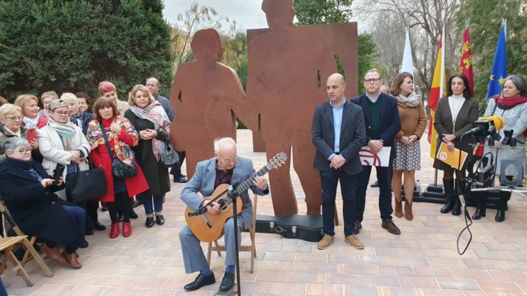 MOLINA DE SEGURA | Inaugurada en Molina de Segura la escultura ‘Caminantes’ en homenaje y reconocimiento al colectivo de las personas mayores