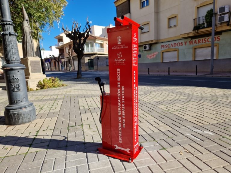 ALHAMA DE MURCIA | La concejalía de Turismo instala una estación reparadora para bicicletas en la plaza del Nazareno