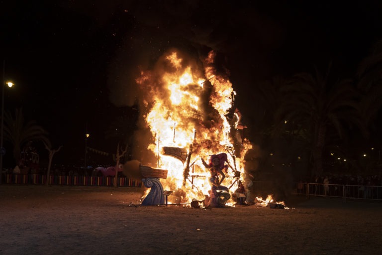 MAZARRÓN | Quema de la falla en Puerto de Mazarrón con motivo de las fiestas de San José
