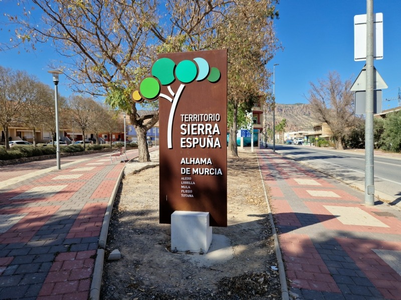 ALHAMA DE MURCIA | Dos tótems de ‘Territorio Sierra Espuña’ dan la bienvenida a Alhama de Murcia