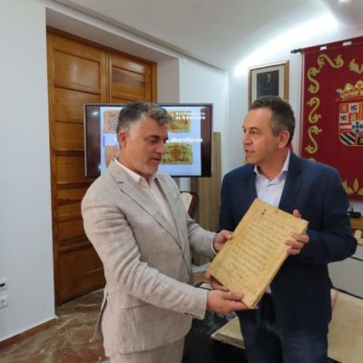 CULTURA | 
        La Comunidad entrega al Ayuntamiento de Abanilla tres documentos de los siglos XVII y XVIII recuperados por la Guardia Civil