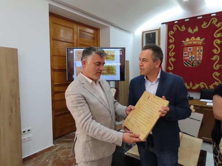 CULTURA | 
        La Comunidad entrega al Ayuntamiento de Abanilla tres documentos de los siglos XVII y XVIII recuperados por la Guardia Civil