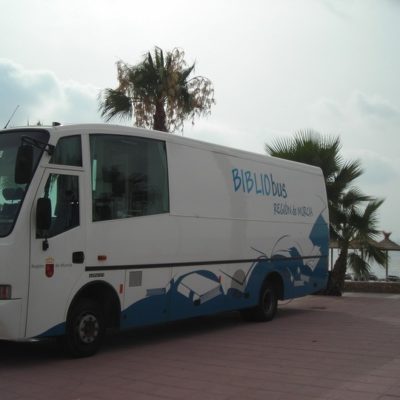 CULTURA | 
        Los bibliobuses de la Biblioteca Regional vuelven a las playas durante julio y agosto