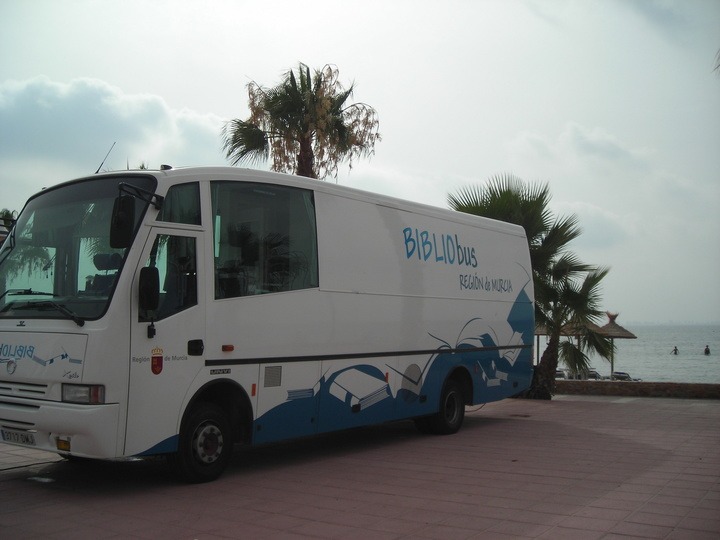 CULTURA | 
        Los bibliobuses de la Biblioteca Regional vuelven a las playas durante julio y agosto