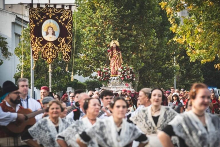 CULTURA | 
        Más de un millar de peregrinos llegan a Mérida acompañados por la imagen de Santa Eulalia; culminando así la última etapa del Camino Eulaliense iniciado hace seis años y que cuenta con 30 etapas
