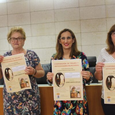 CULTURA | 
        El Coro Santa Cecilia organiza la V Exposición de Trajes y Antigüedades, en la Sala de Exposiciones «Gregorio Cebrián», del 21 al 29 de octubre