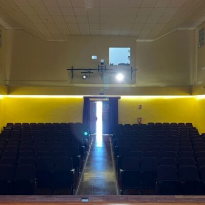 CULTURA | 
        Finalizada la instalación del nuevo equipamiento de iluminación y sonido en el Teatro Ginés Rosa del Centro Sociocultural «La Cárcel»