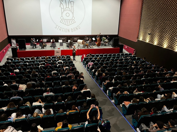 CULTURA | 
        Cerca de 400 escolares conocen el cine mudo con banda sonora en directo en la Filmoteca regional Francisco Rabal