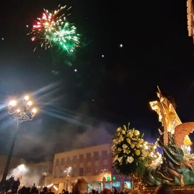 CULTURA | 
        Trasladan la imagen de la Patrona Santa Eulalia de Mérida desde la ermita de San Roque hasta la parroquia de Santiago, donde permanecerá hasta el 7 de enero que regrese de nuevo en romería a su santuario