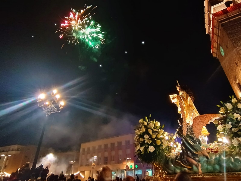 CULTURA | 
        Trasladan la imagen de la Patrona Santa Eulalia de Mérida desde la ermita de San Roque hasta la parroquia de Santiago, donde permanecerá hasta el 7 de enero que regrese de nuevo en romería a su santuario