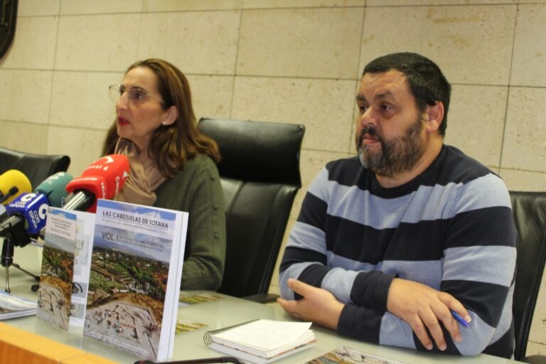 CULTURA | 
        Vídeo. El Ayuntamiento dona 150 libros de la obra Las Cabezuelas de Totana. Investigación y Revisión Histórico-Arqueológica a la Asociación Kalathos para financiar parte de sus proyectos