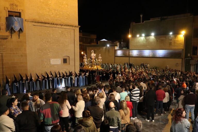 Calles llenas de alhameños y turistas en la Semana Santa de Alhama de Murcia