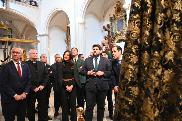 López Miras inaugura la exposición que rinde homenaje a la Cofradía de la Misericordia de Murcia en su 75 aniversario