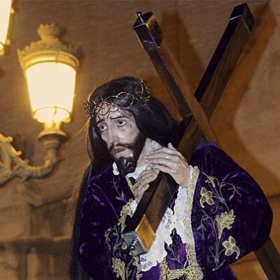 La imagen de Nuestro Padre Jesús Nazareno preside la Procesión Penitencial del ‘Viernes de Dolores’, que recorre las calles del Barrio del Castillo de Molina de Segura el día 22 de marzo