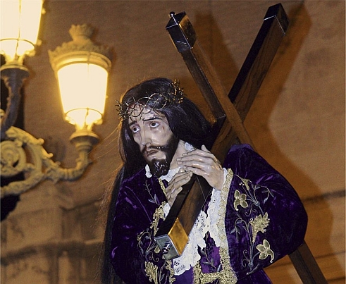 La imagen de Nuestro Padre Jesús Nazareno preside la Procesión Penitencial del ‘Viernes de Dolores’, que recorre las calles del Barrio del Castillo de Molina de Segura el día 22 de marzo