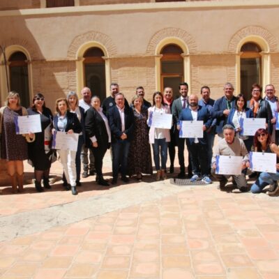 El Ayuntamiento de Alhama de Murcia recibe el reconocimiento a empresas locales, la oficina de Turismo y el Museo Arqueológico Los Baños con el distintivo SICTED