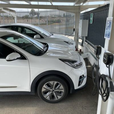 Fripozo se carga de energía verde colocando electrolineras en sus nuevas instalaciones | Grupo Fuertes | Grupo Empresarial Fuertes. – Grupo Fuertes