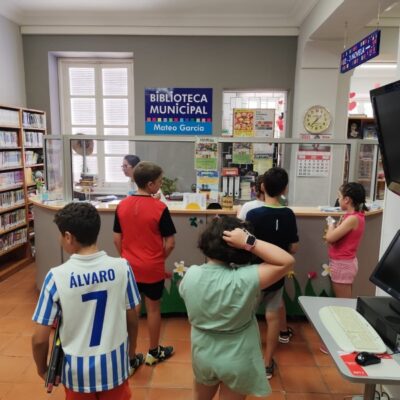 La Biblioteca Municipal “Mateo García” realiza visitas guiadas dirigidas a los alumnos de la Escuela de Verano de Música