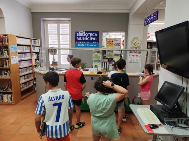 La Biblioteca Municipal «Mateo García» realiza visitas guiadas dirigidas a los alumnos de la Escuela de Verano de Música