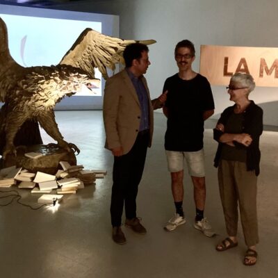 El artista Juan Antonio Cerezuela realiza una visita guiada a su exposición ‘El instante de peligro’ en el Centro Párraga