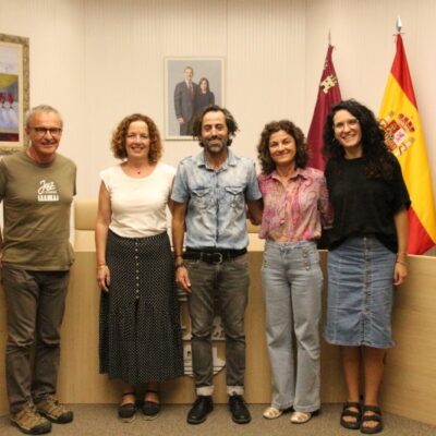 El Ayuntamiento de Alhama de Murcia presenta la obra «Preparados, Vivos, Ya» en el Teatro Cine Velasco