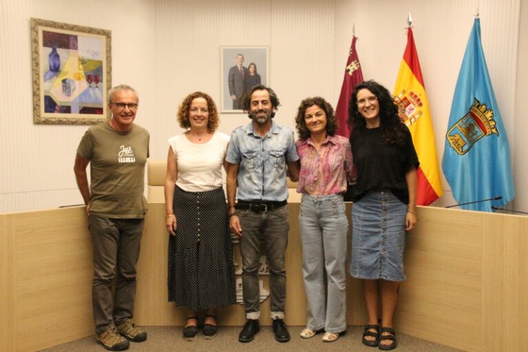 El Ayuntamiento de Alhama de Murcia presenta la obra «Preparados, Vivos, Ya» en el Teatro Cine Velasco