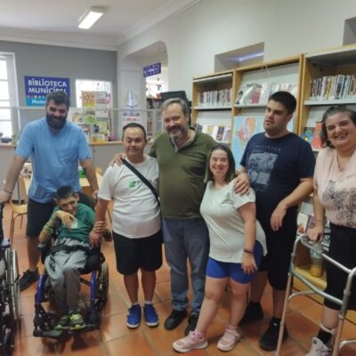 La Biblioteca Municipal «Mateo García» colabora con el Centro de Día «José Moyá Trilla» con un taller para usuarios con discapacidad física, visual e intelectual