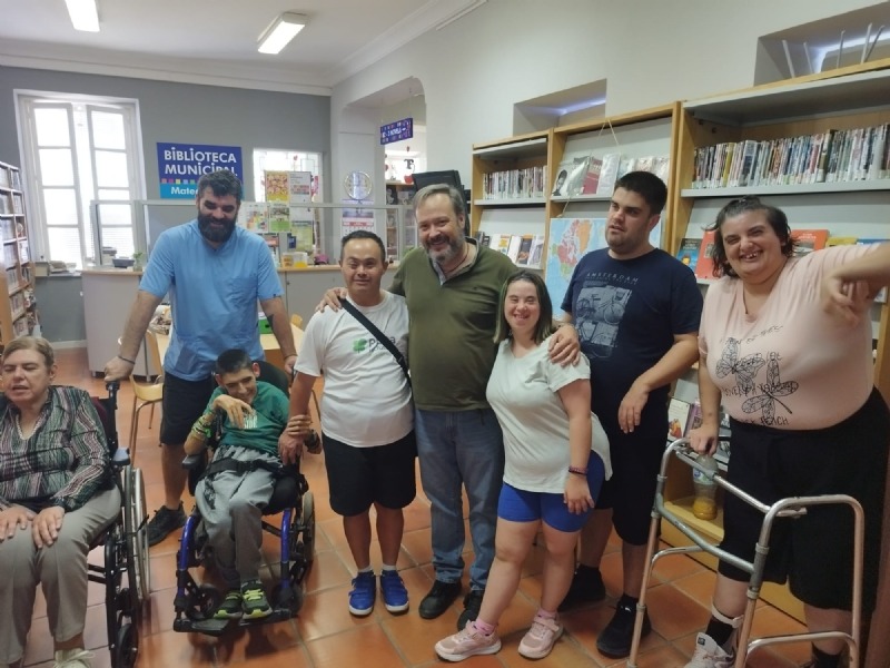 La Biblioteca Municipal “Mateo García” colabora con el Centro de Día “José Moyá Trilla” con un taller para usuarios con discapacidad física, visual e intelectual