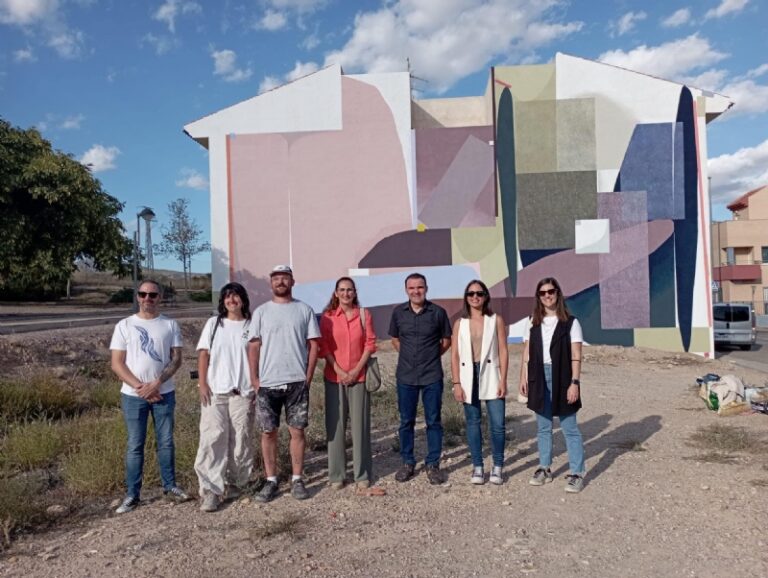 Finaliza la realización del mural de grandes dimensiones en Totana que se enmarca dentro de Abstracta, Programa de Arte Abstracto en la Región de Murcia