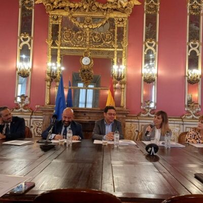 La Comunidad busca vías de colaboración para facilitar exposiciones de creadores regionales en el extranjero