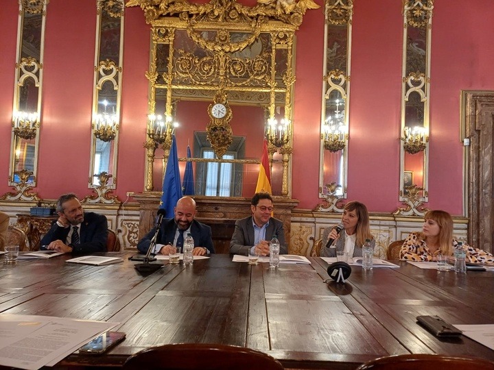 La Comunidad busca vías de colaboración para facilitar exposiciones de creadores regionales en el extranjero