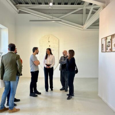 El colectivo Fuentesal Arenillas presenta en el Centro Párraga 40 collages e instalaciones escultóricas que reflejan su particular mundo